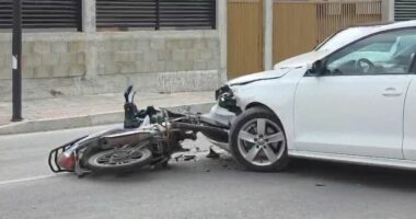 VIDEO/ Aksident në Fier, makina përplaset me motorin
