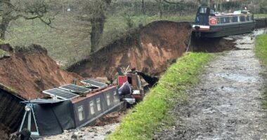 Rrëshqitje toke në Angli/ Të paktën 10 persona ngelen të bllokuar në varka