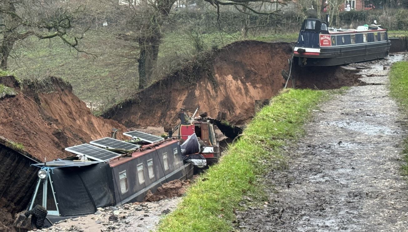 Rrëshqitje toke në Angli  Të paktën 10 persona ngelen të bllokuar në varka