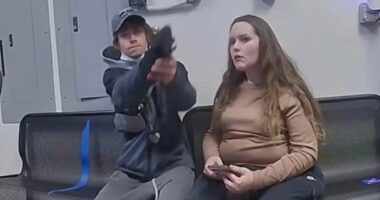 VIDEO/ I dyshuar për grabitje në Ohajo, një person tenton të qëllojë dy herë një oficer policie, arma bllokohet