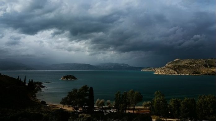 greqi-kod-i-kuq-ne-nente-rajone-me-shira-te-rrembyeshem-dhe-erera-te-forta