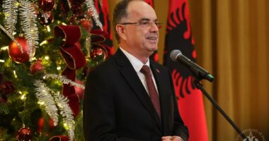 Presidenti Begaj uron besimtarët e krishterë: Krishtlindje plot shpresë e begati për të gjithë!
