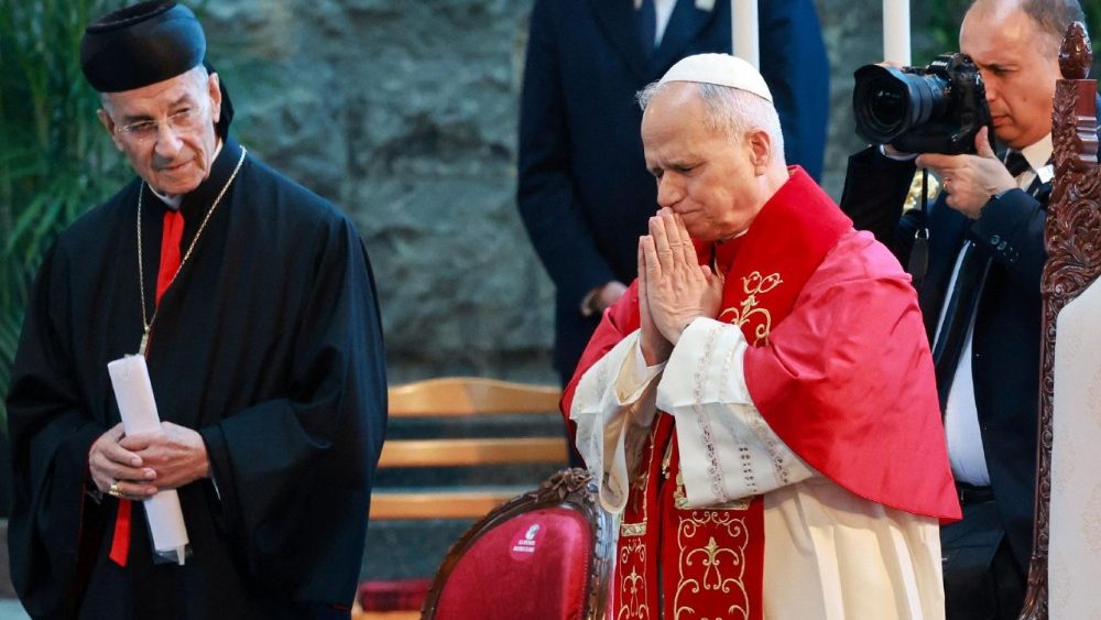 Lutje në vendin e shpërthimit Papa në Liban  takon familjarët e viktimave