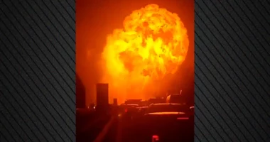 VIDEO/ U përplas me një kamion, shpërthen një cisterne në një autostradë në Itali