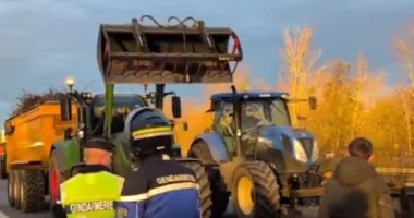 VIDEO/ Fermerët në Francë në protestë, bllokojnë rrugët kryesore dhe një linjë hekurudhore
