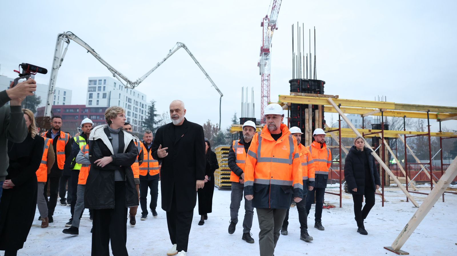 Rindërtohet Pediatria në QSUT  Kryeministri Rama inspekton punimet  Shërbim cilësor për pacientët