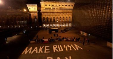 FOTOLAJM/ Protestuesit në Pragë kërkojnë që asetet ruse të ngrira t’i jepen Ukrainës