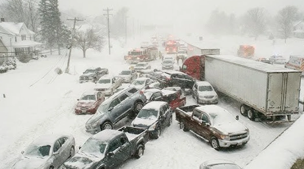 Aksident zinxhir në SHBA/ Përfshihen 45 makina, shkak stuhia e borës