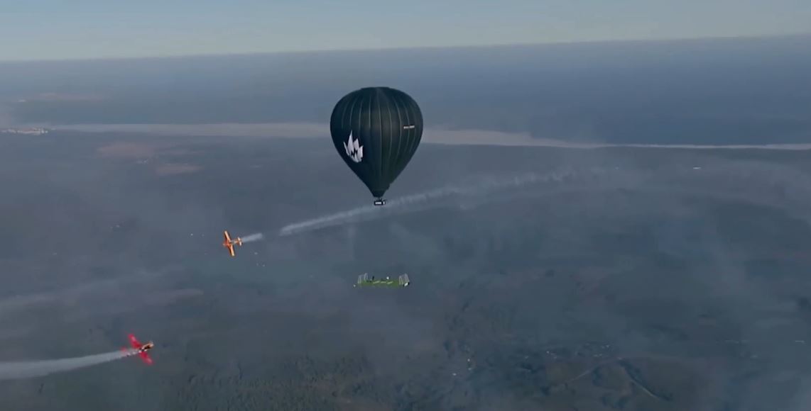 Futboll në 1800 metra mbi tokë/ Aventurieri rus Sergei Boicov vendos një tjetër rekord botëror