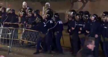 Protesta, zjarr dhe dhunë pas fjalës së Berishës/ Protestuesit thyejnë kordonin e policisë, heqin gardhin metalik