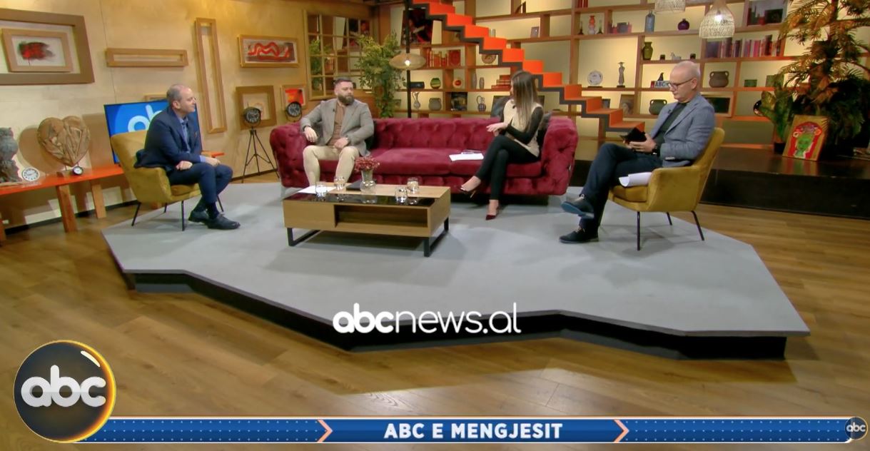 25 minuta “i ngulur” mbi gozhda, 21 ditë heshtje, hedhje nga 4000 metra lartësi… Amarildo Sterkaj ‘shkund’ studion me sfidat ekstreme