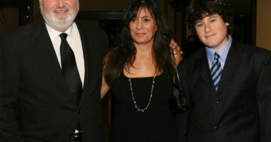 Regjisori i nohur dhe gruaja e tij gjenden të vrarë në banesë! Autor dyshohet djali i tyre