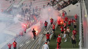 Dhuna trondit futbollin në Francë  Tifozët e Nice sulmojnë skuadrën e tyre  dëmtohen rëndë dy lojtarë