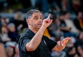 Skandal në Bosnje Serbi  Vërshëllehet himni serb në Sarajevë  në ndeshjen e basketbollit