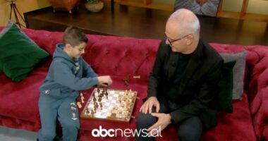 Vetëm 7 vjeç dhe 2 herë kampion. Briani, talenti që sfidon të rriturit në shah