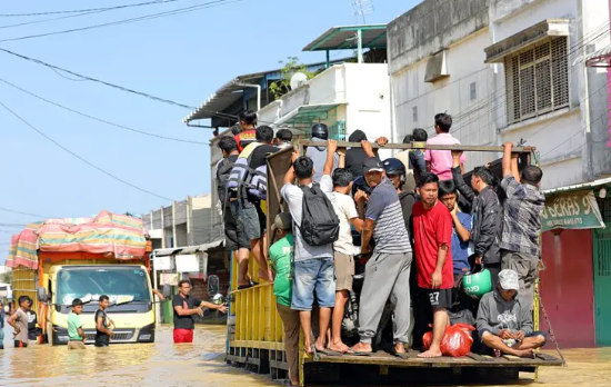 Qindra të zhdukur në përmbytjet vdekjeprurëse në Indonezi