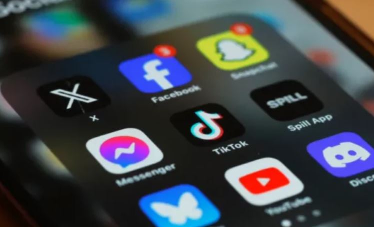 franca-ndjek-shembullin-e-australise-planifikon-ndalim-te-rrjeteve-sociale-per-femijet-nen-15-vjec