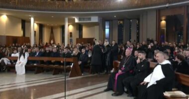 Vigjilja e Krishtlindjes/ Besimtarët kremtojnë meshën e mesnatës në kishën “Shën Pali” në Tiranë