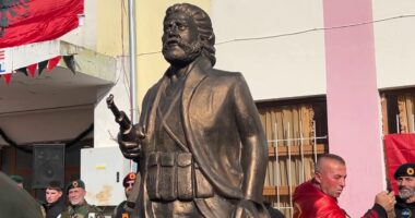 Adem Jashari, në Fier/ Statuja e heroit legjendar vendoset në oborrin e një shkolle