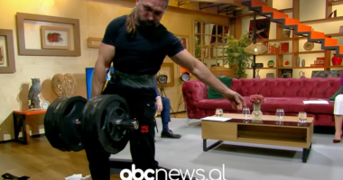 Mbarim Mehmeti trondit studion e ABC-së: Mban 150 kg për 10 sekonda me një dorë