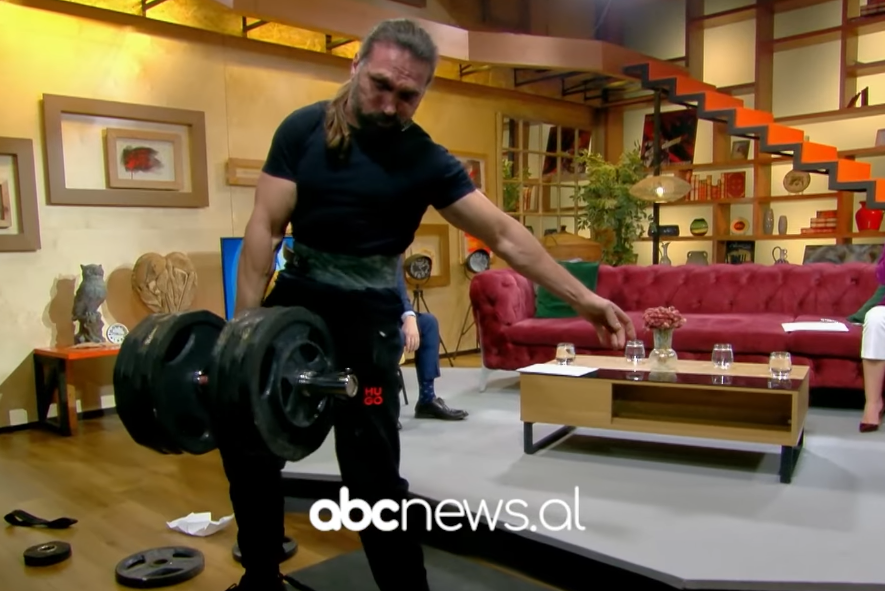 Mbarim Mehmeti trondit studion e ABC-së: Mban 150 kg për 10 sekonda me një dorë