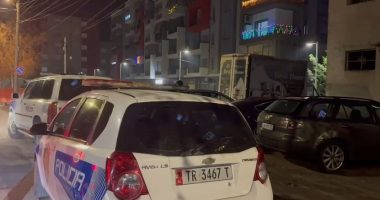 VIDEO/ 85-vjeçarja në Korçë shpëton mrekullisht pasi bie nga ballkoni dhe ngec në kabllot e pallatit