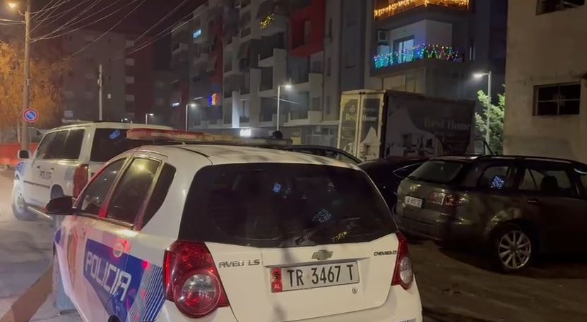 VIDEO  85 vjeçarja në Korçë shpëton mrekullisht pasi bie nga ballkoni dhe ngec në kabllot e pallatit