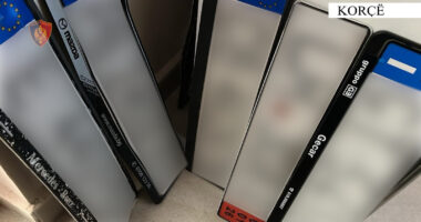 Vodhi targat e 5 automjeteve/ Korçë, arrestohet 23-vjeçari