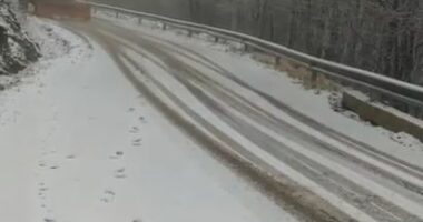 Bora përfshin Korçën, nuk raportohen akse rrugore të bllokuara