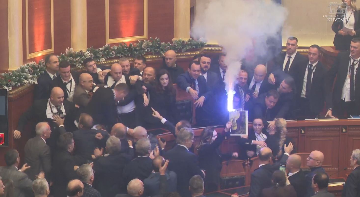 Parlamenti  kalohet në votim  Pas deputetit Balliu  përjashtohet nga seanca edhe Flamur Noka