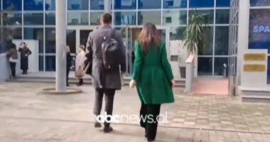 VIDEO/ Linda Karçanaj në Gjykatë. Tenderat e AKSHI, Gjykata verifikon masat e sigurisë