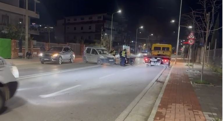 Automjeti përplas motoçikletën/ Lushnje, lëndohet rëndë drejtuesi