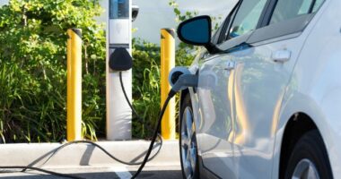 Analizë/ Përse mbushja e tregut me automjete kineze alarmon Evropën?