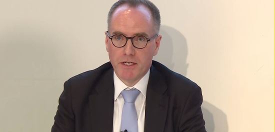 Skandali me publikimin e parashikimit fiskal  Mbretëri e Bashkuar  Kreu i Zyrës për Buxhetin jep dorëheqjen