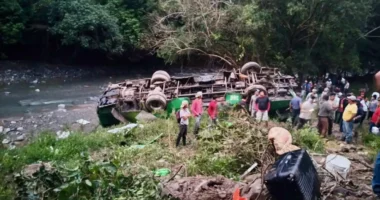 Tragjedi në Meksikë, autobusi del nga rruga dhe bie në përrua, 10 viktima dhe 32 të plagosur