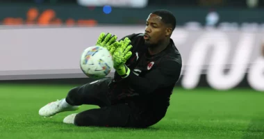 Milan beson te mrekullia/ Klubi italian shpreson të rinovojë kontratën me portierin Maignan