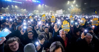 Rumani, mijëra njerëz protestojnë kundër korrupsionit në sistemin gjyqësor, kërkojnë dorëheqjen e zyrtarëve të lartë