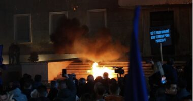 Protesta mbyllet me molotov/ Pas fjalës së Berishës, zjarr drejt Kryeministrisë