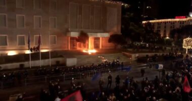 Protesta mbyllet me molotov/ Pas fjalës së Berishës, zjarr drejt Kryeministrisë