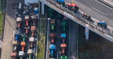 Bllokadat e fermerëve përshkallëzohen përpara Vitit të Ri, bllokohet sërish aksi rrugor Kakavijë–Janinë