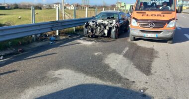 Përfshihet nga flakët një automjet pranë rrethrrotullimit në Fushë Mamurras