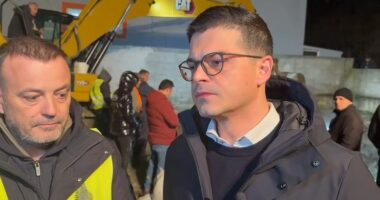 Riparimi i defektit/ Ministri Vengu në Vlorë: Ka nisur furnizimi me ujë në disa lagje. Me materialet që erdhën nga Turqia, po punohet për normalizimin e plotë