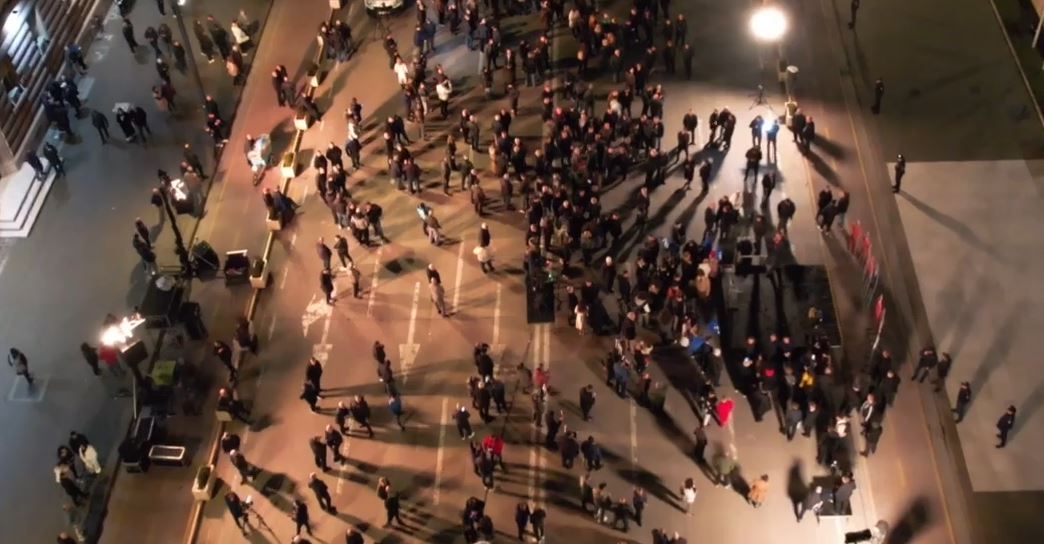 VIDEO/ Foltorja e tretë pa mbështetje, Berisha në bulevard, nuk arrin të mbledhë sërish njerëz