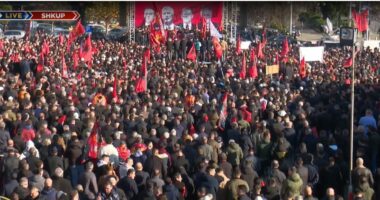 Protesta në Shkup/ Qindra mijëra qytetarë në mbrojtje të ish-krerëve të UÇK-së, brohorasin “Hashim Thaçi”