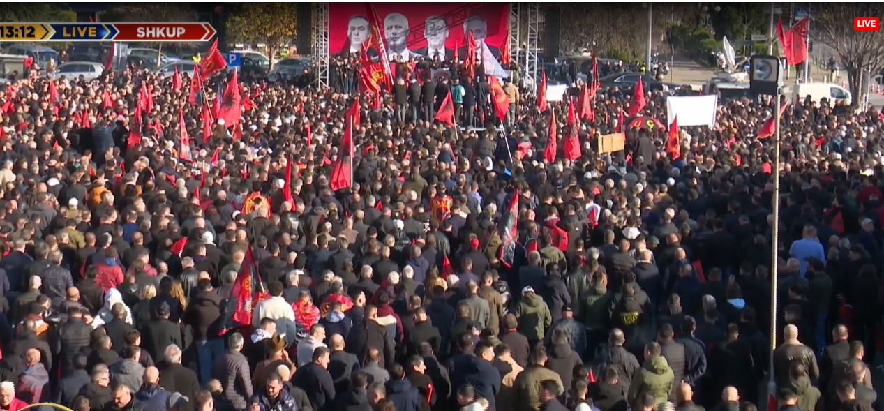 Protesta në Shkup/ Qindra mijëra qytetarë në mbrojtje të ish-krerëve të UÇK-së, brohorasin “Hashim Thaçi”