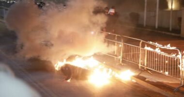 VIDEO/ Momenti kur protestuesi merr flakë nga molotovi para Kryeministrisë