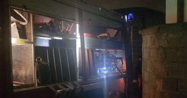 Përfshihet nga flakët një banesë në Elbasan, ekipet zjarrfikëse ndërhyjnë për të shuar zjarrin