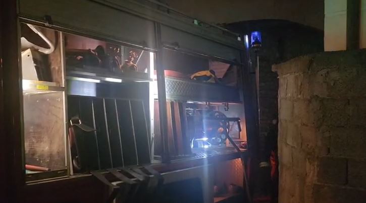 Përfshihet nga flakët një banesë në Elbasan  ekipet zjarrfikëse ndërhyjnë për të shuar zjarrin