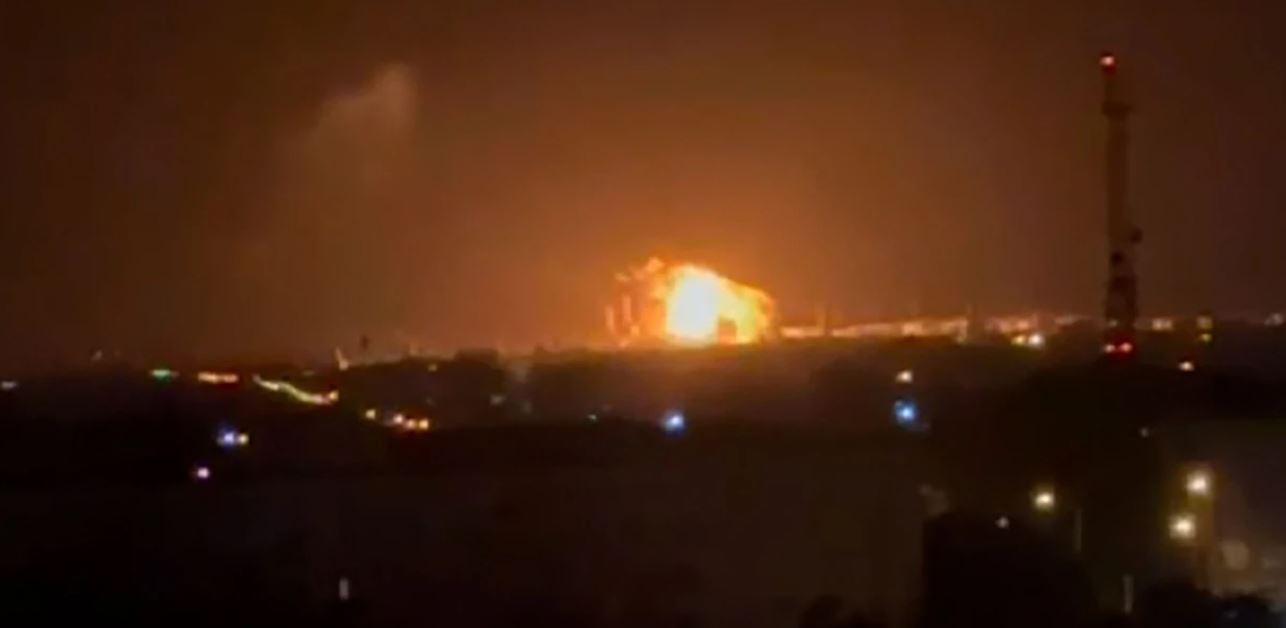 Objektet e naftës në Rusi nën sulm  dronët ukrainas godasin depo e rafineri