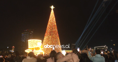 Qytetet ndezin dritat e festave/ Vendoset në sheshin Skënderbej pema gjigande